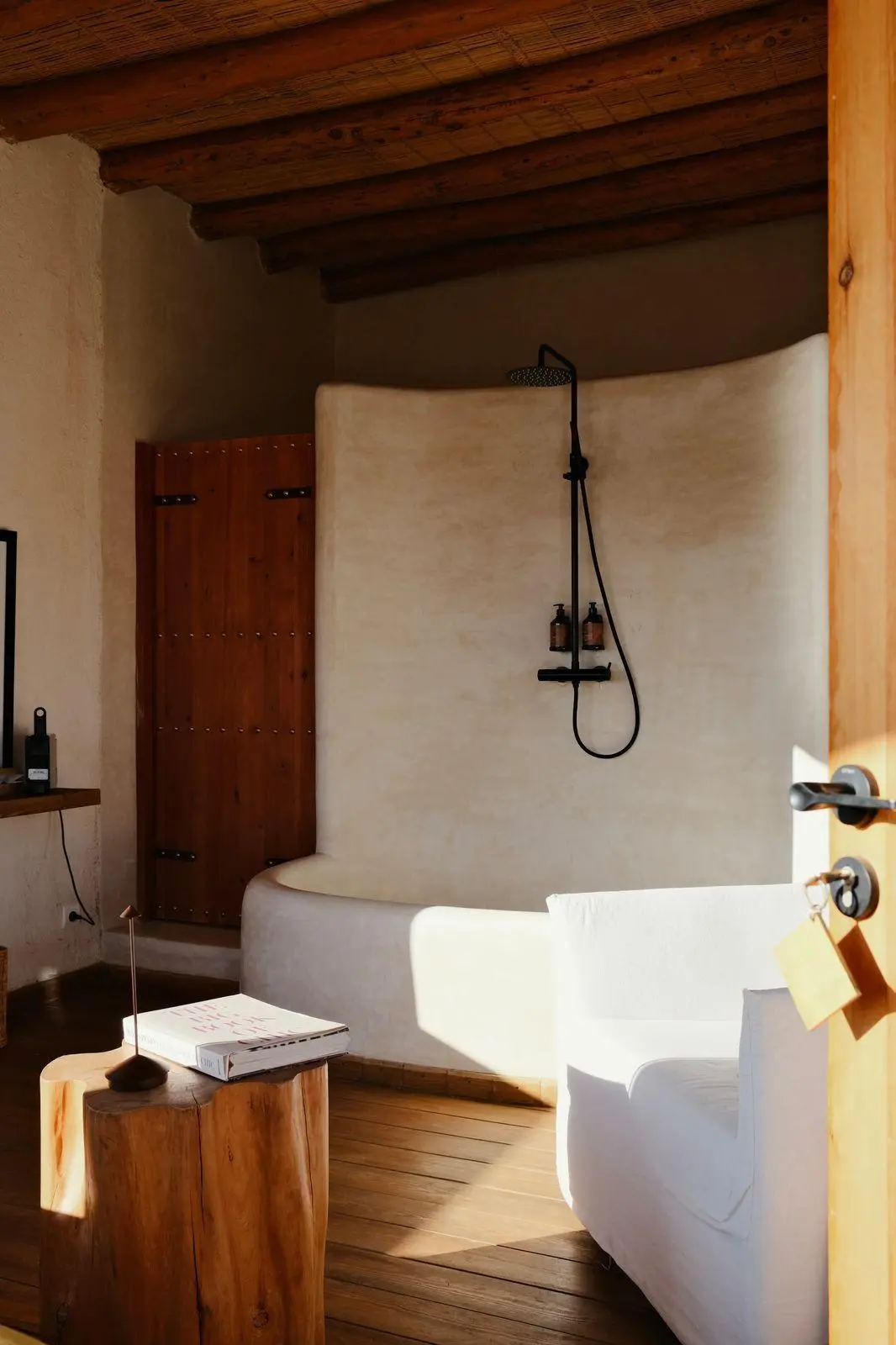 Vue panoramique d'une destination boutique de luxe de classe mondiale dans le désert d'Agafay