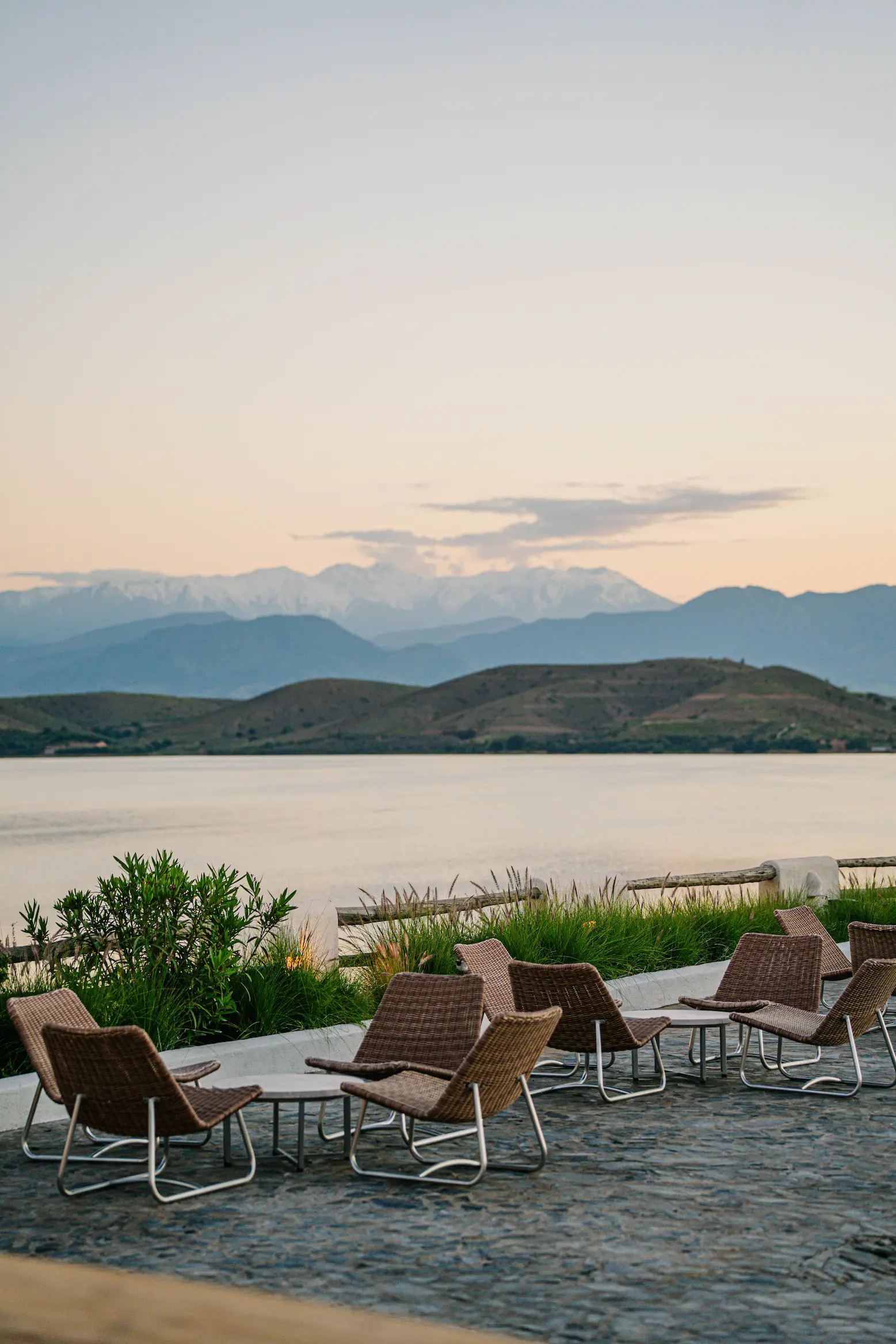 Vue imprenable sur le lac Lalla Takerkoust et les montagnes de l'Atlas depuis la terrasse de Pure House on the Lake