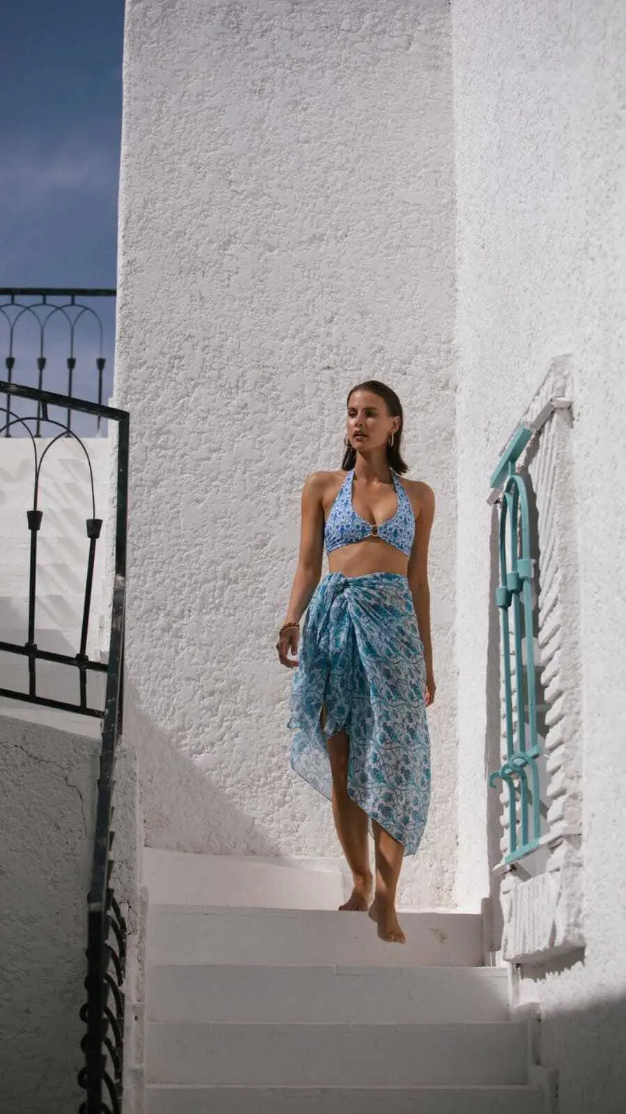 Séance photo d'influenceur tendance dans un cadre de luxe festif de style Ibiza dans le désert d'Agafay
