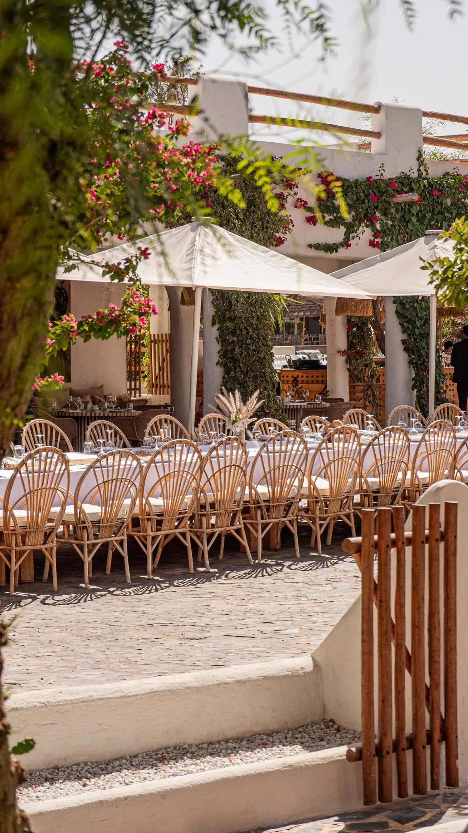 Celebración de boda romántica al atardecer cerca de Marrakech y el desierto de Agafay