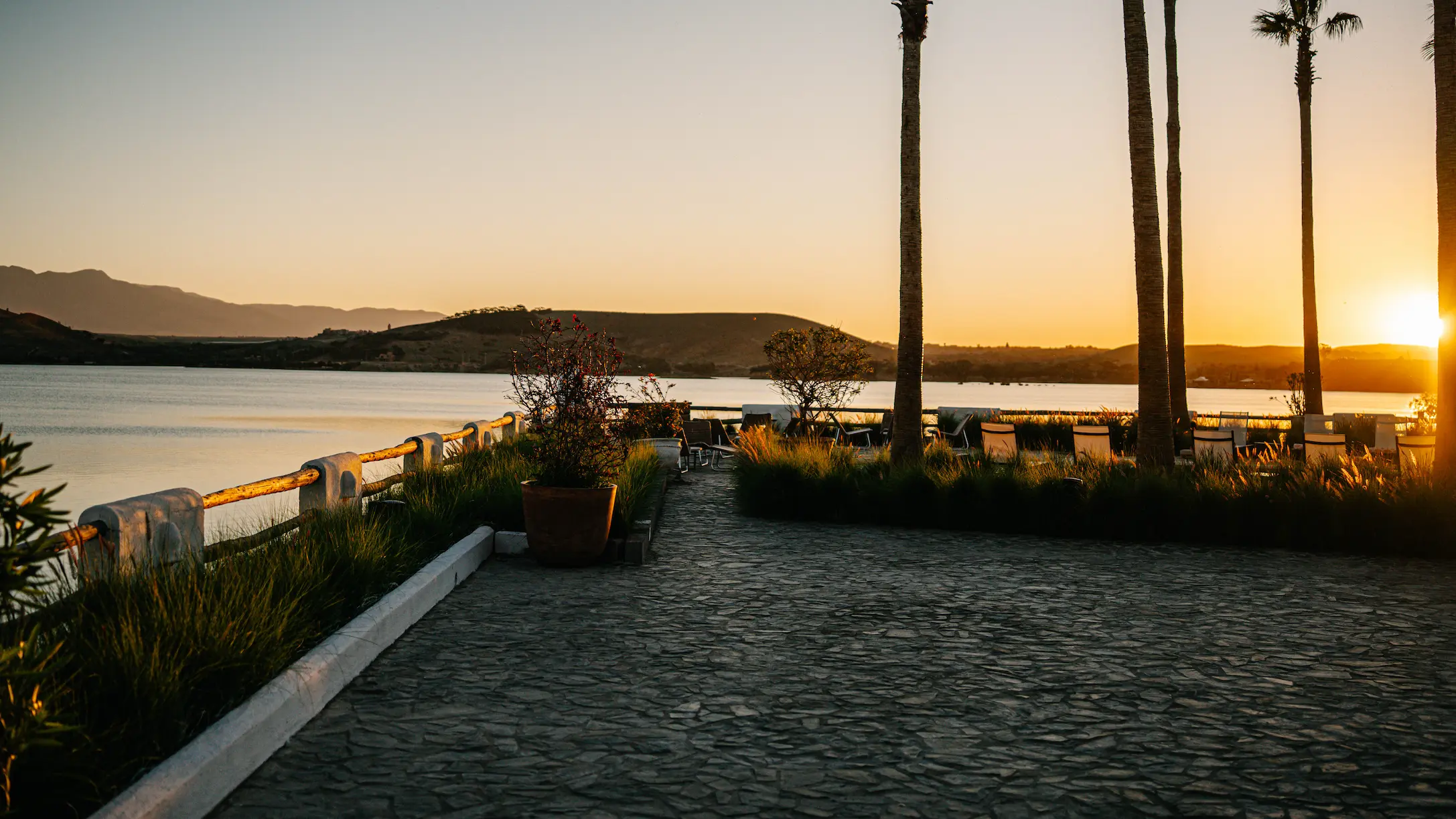 Celebración de boda de lujo con vistas al lago Lalla Takerkoust cerca de Marrakech